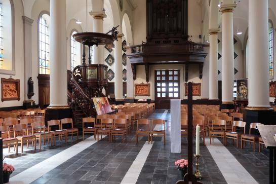 zicht op het schip van d ekerk