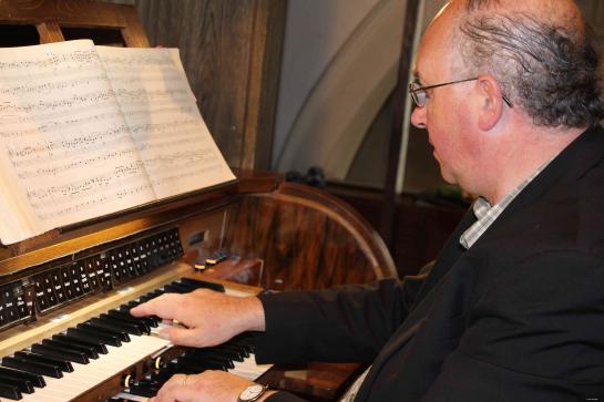 Frank Heye bespeelt het orgel in Destelbergen