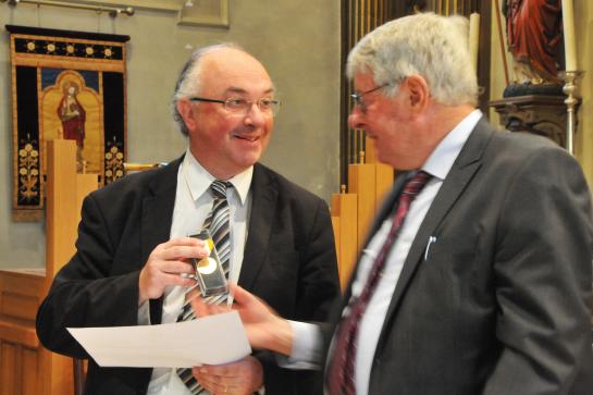 Frank ontvangt de onderscheiding uit de handen van Raymond Roels