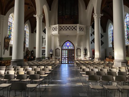 nieuwe kerkstoelen in Heusden