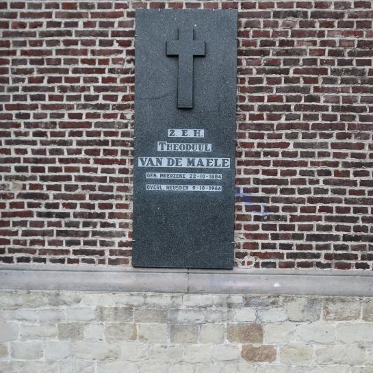 grafplaat pastoor Theoduul Van de Maele