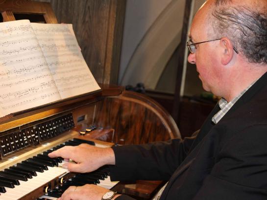Frank Heye bespeelt het orgel in Destelbergen