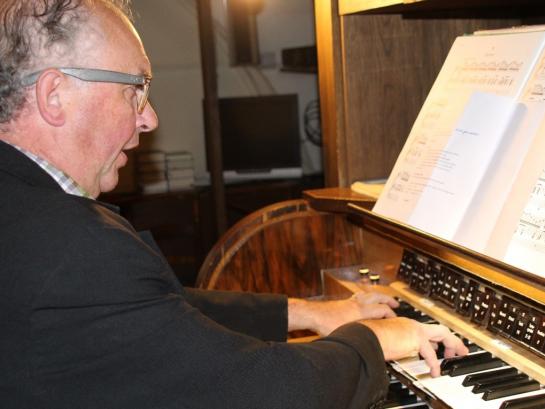 Frank Heye bespeelt het orgel in Destelbergen